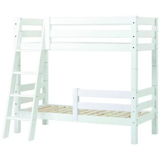 Hoppekids ECO Luxury våningssäng med sängräcke och sned stege - 70x160 cm